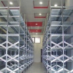 Scaffalatura industriale a ripiani lunghezza 15 metri , altezza 3,50 mt, profondità 60 cm  con 7 ripiani in altezza